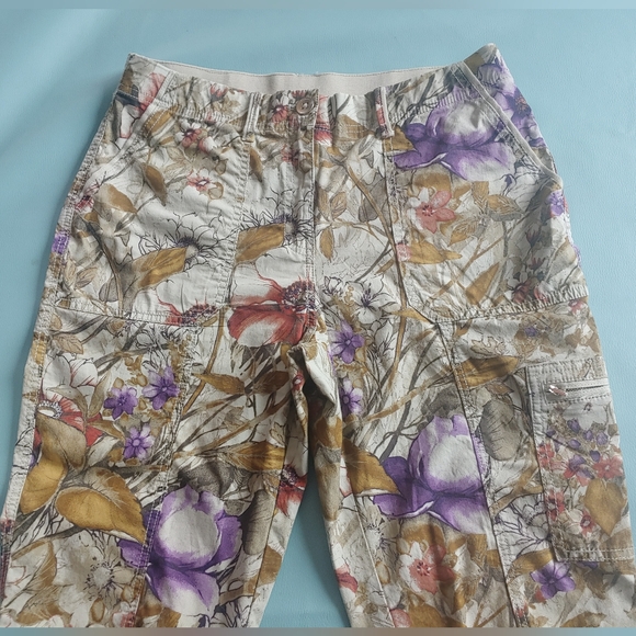 CHICO'S Comfort Stretch Cargo Crops - Picture 9 of 12